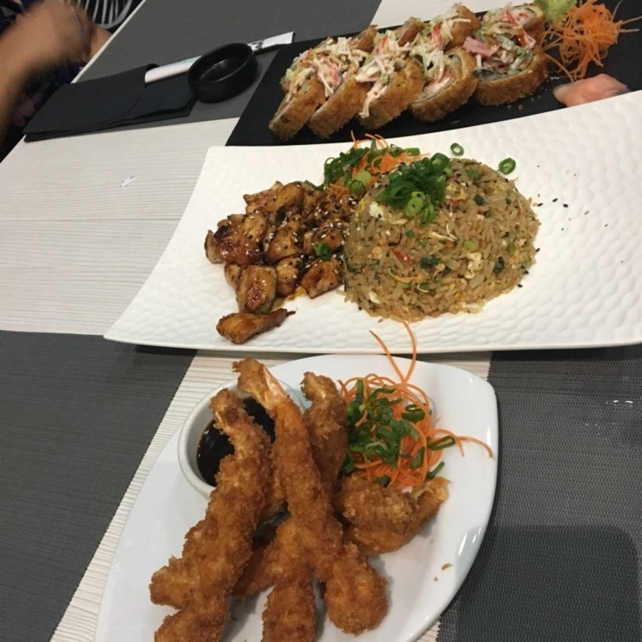 Dragon Roll , Arroz friyo con pollo y Ebi fry 