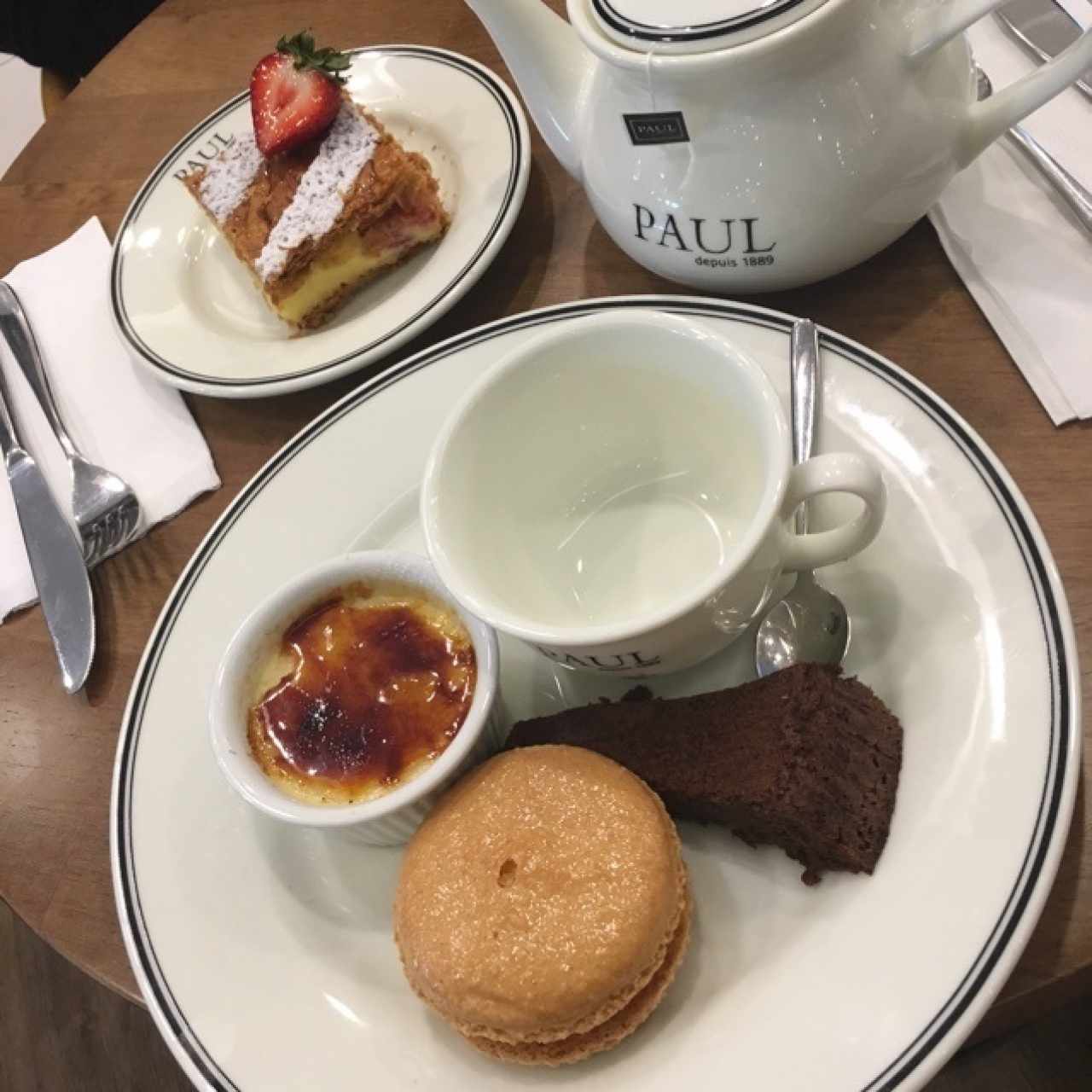 Milhojas y combinación de té + postres