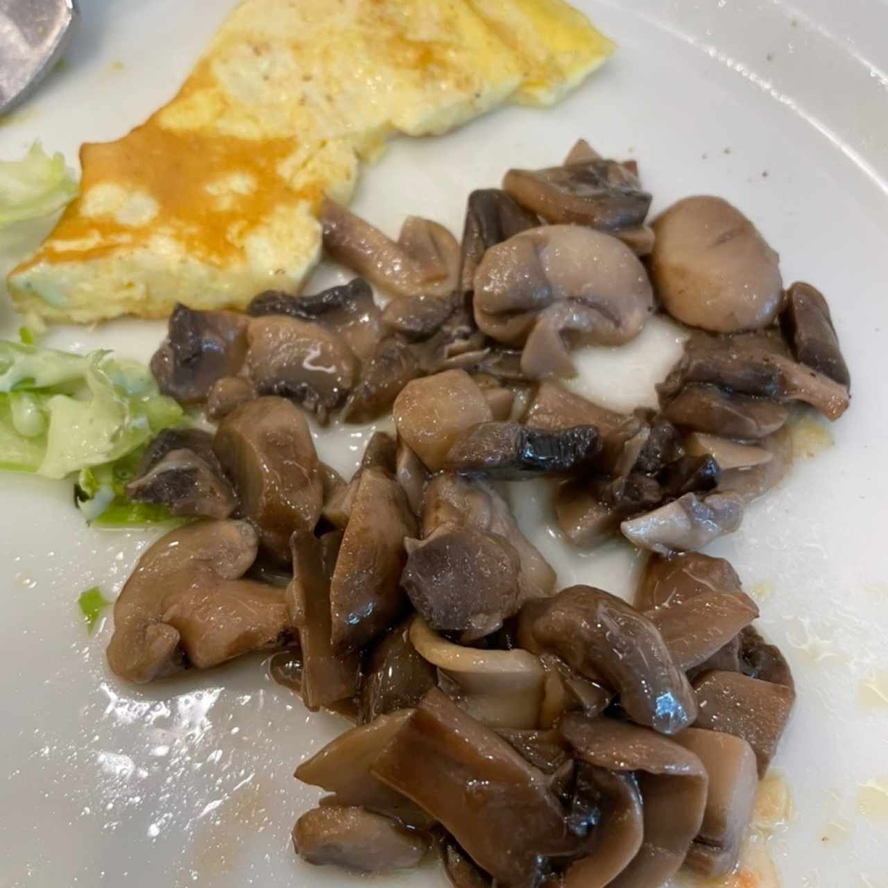 Como no me trajeron mi omelette con hongos , me trajeron los hongos aparte para acompañar la torta de huevo mal llamada omelette