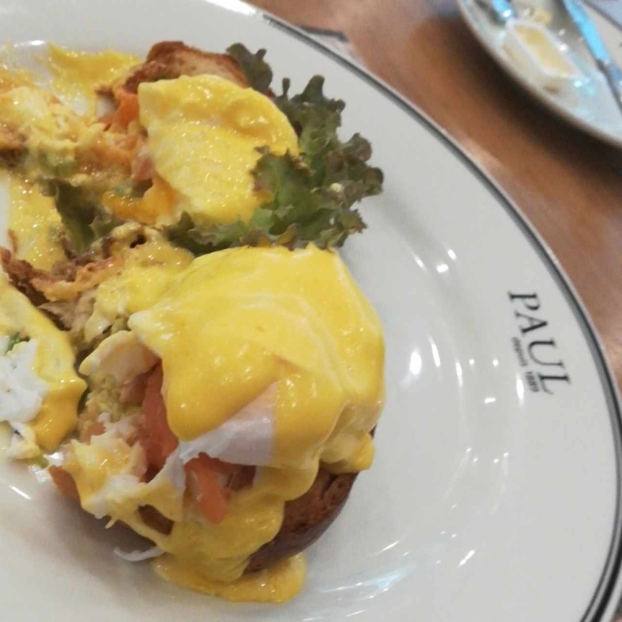 Huevos Benedict con Salmon & Aguacate