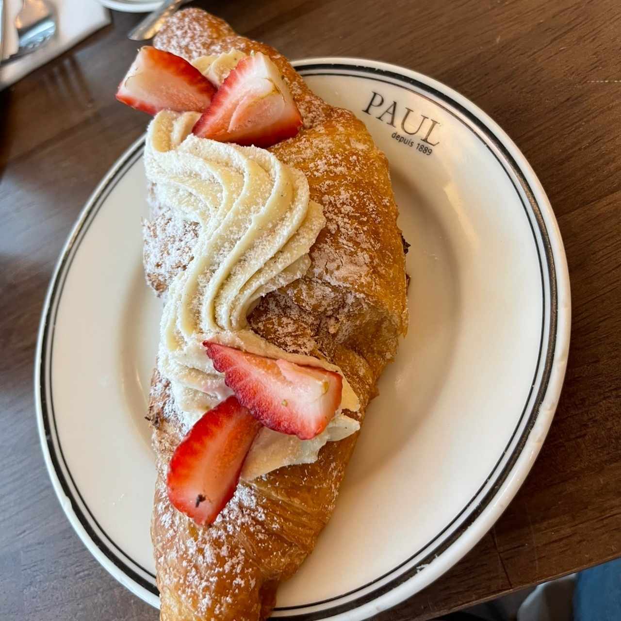 croissant “relleno” de chessecake y fresas con crema