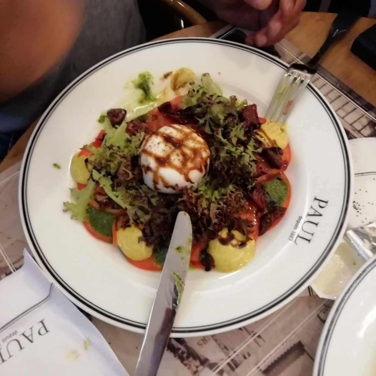 Ensalada a la burrata con tomates deshidratados