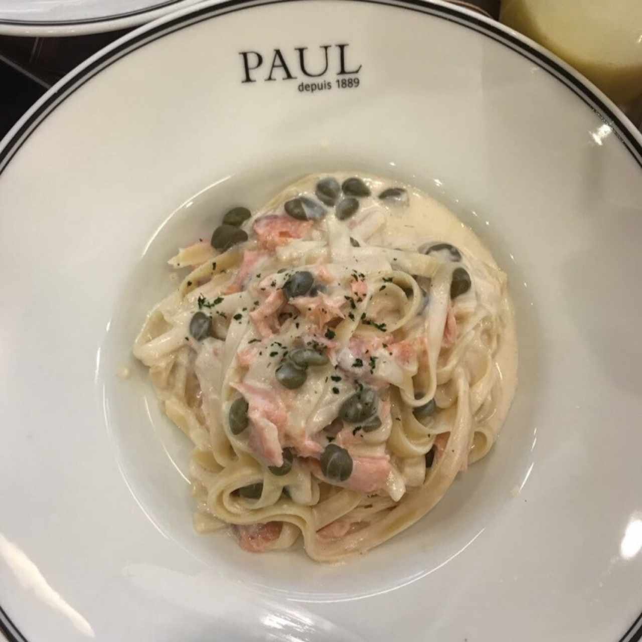 Fettuccini con salmón ahumado, slasa blanca y alcaparras