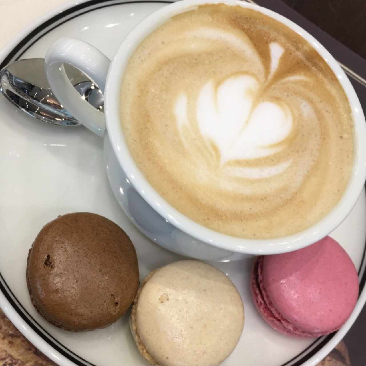 Capuccino con macarons 