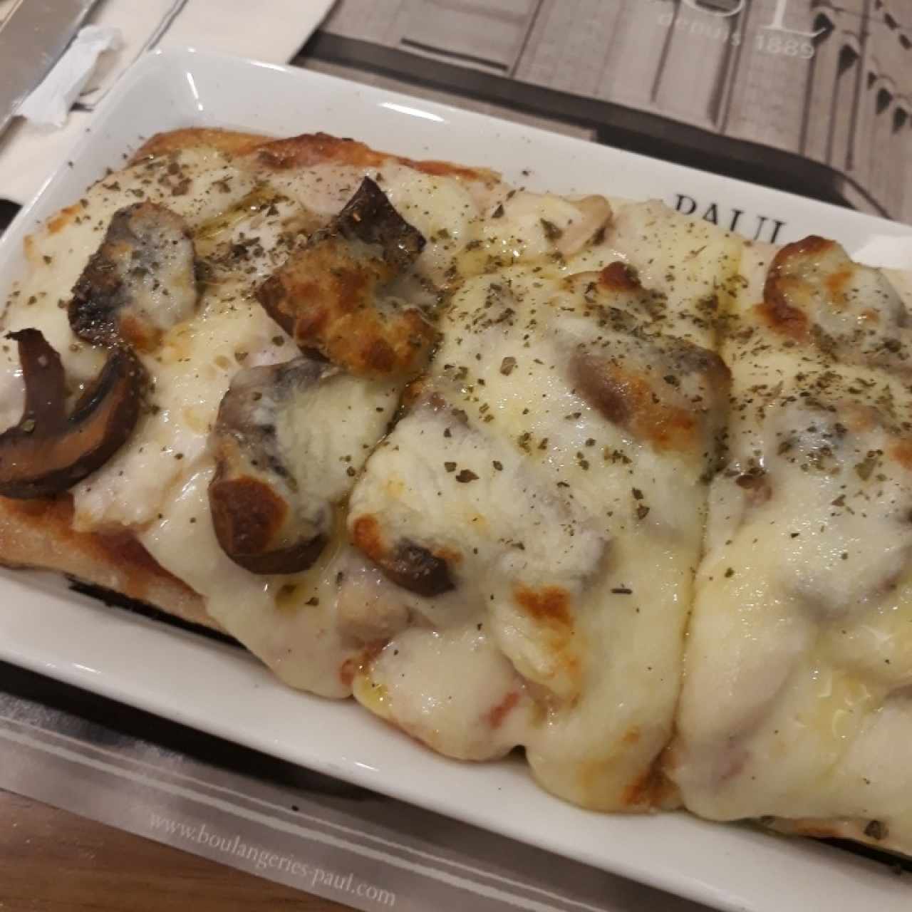 Pizza de pollo y champiñones