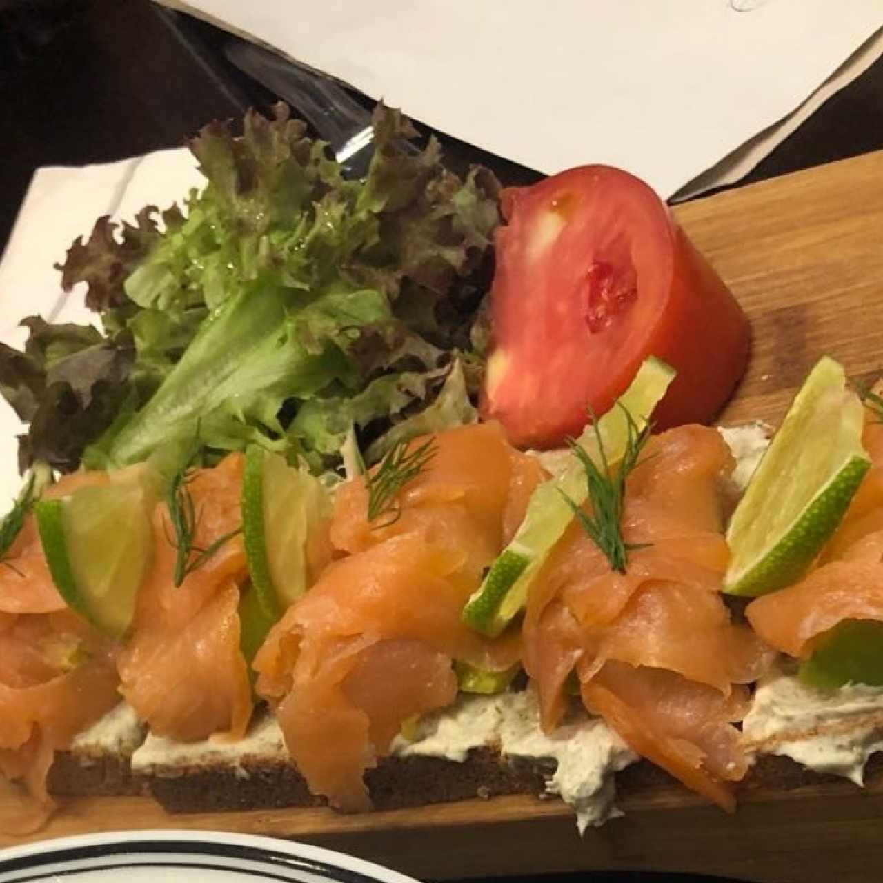 tostadas con aguacate, queso crema y salmón