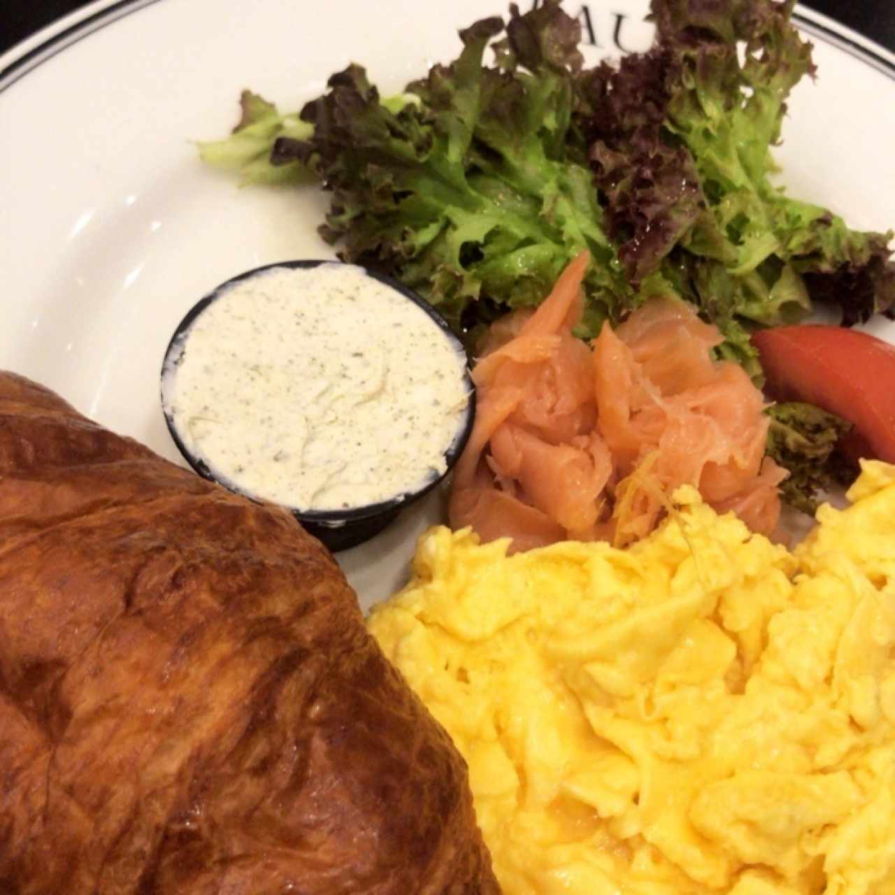 croissant con huevos y salmon