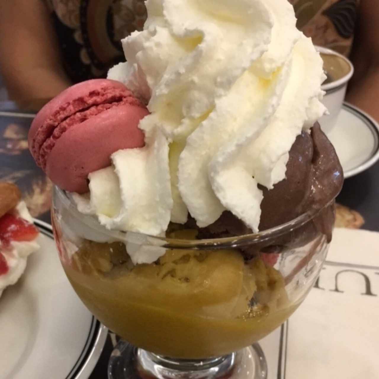 copa de 3 helados y macaroons