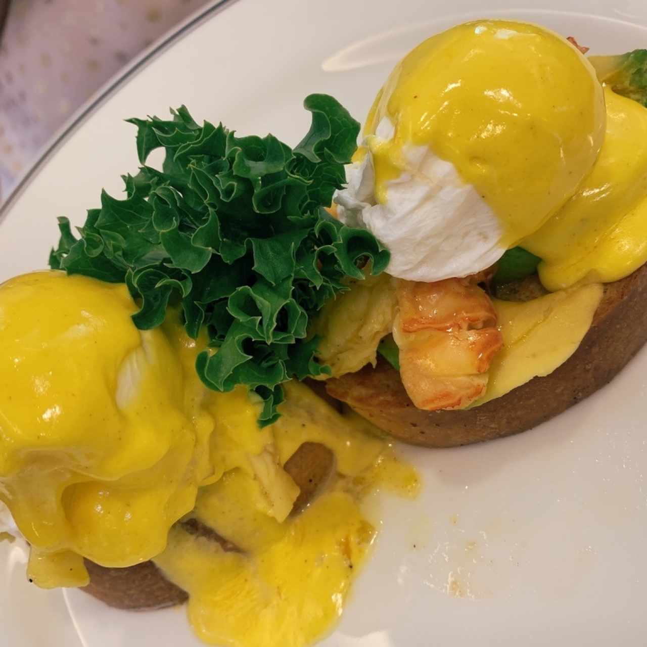 Huevos pochados con langosta