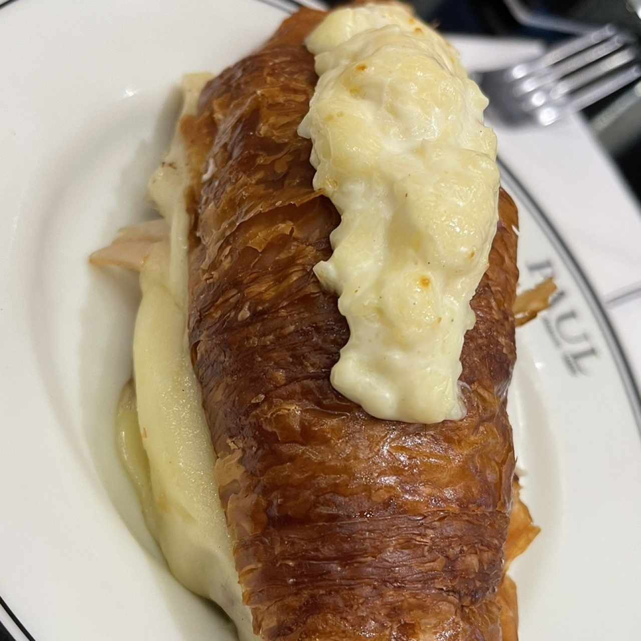 Croissant de jamon y queso