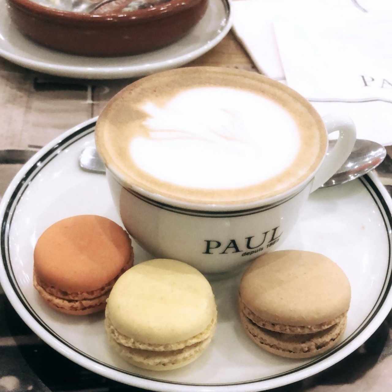 capuchino y macarons