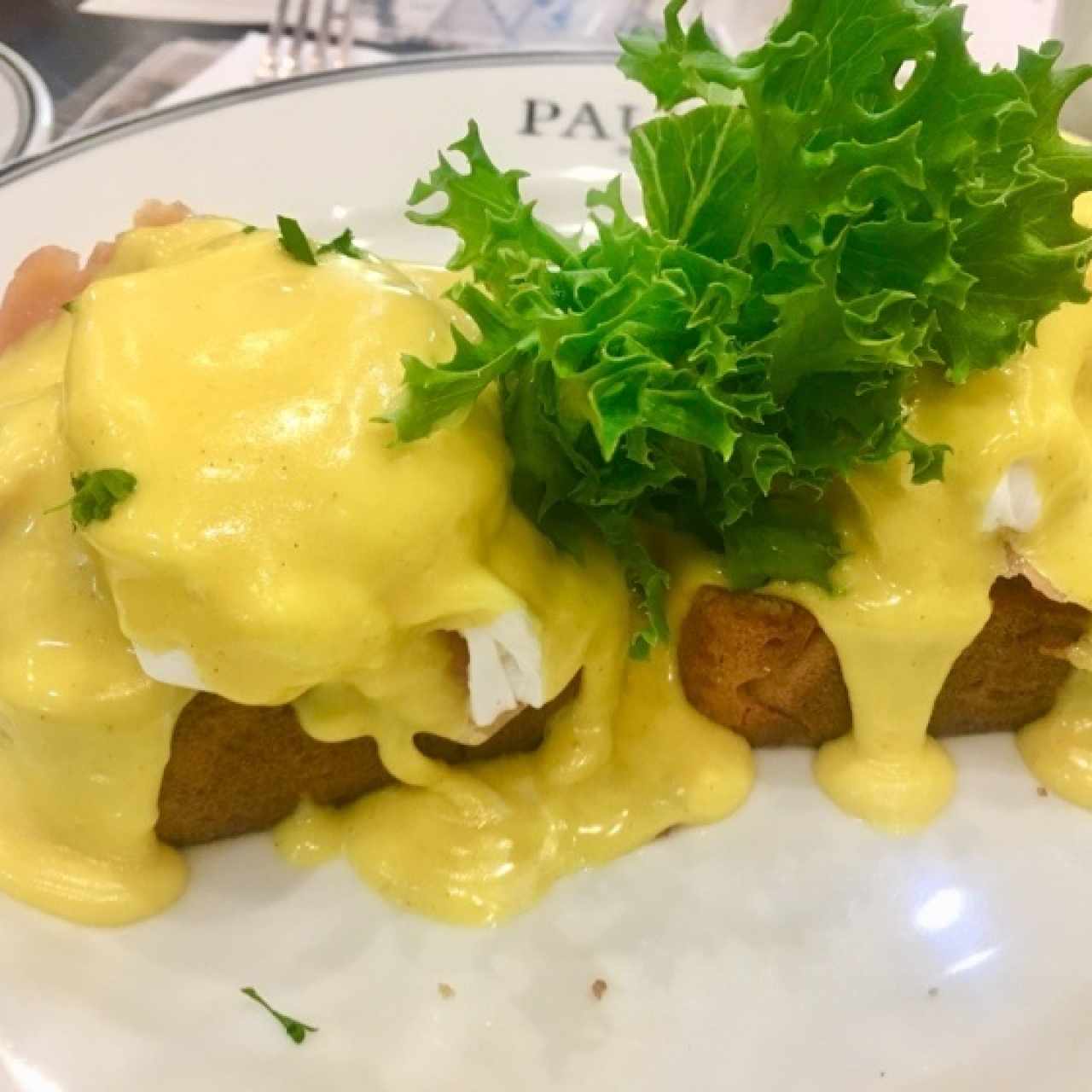 Huevos Benedictinos con Salmón