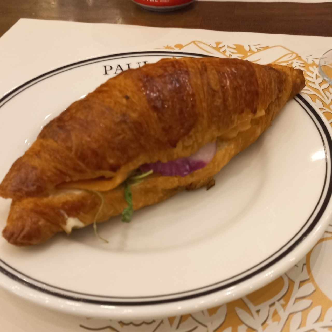 Croissant salmón y queso crema