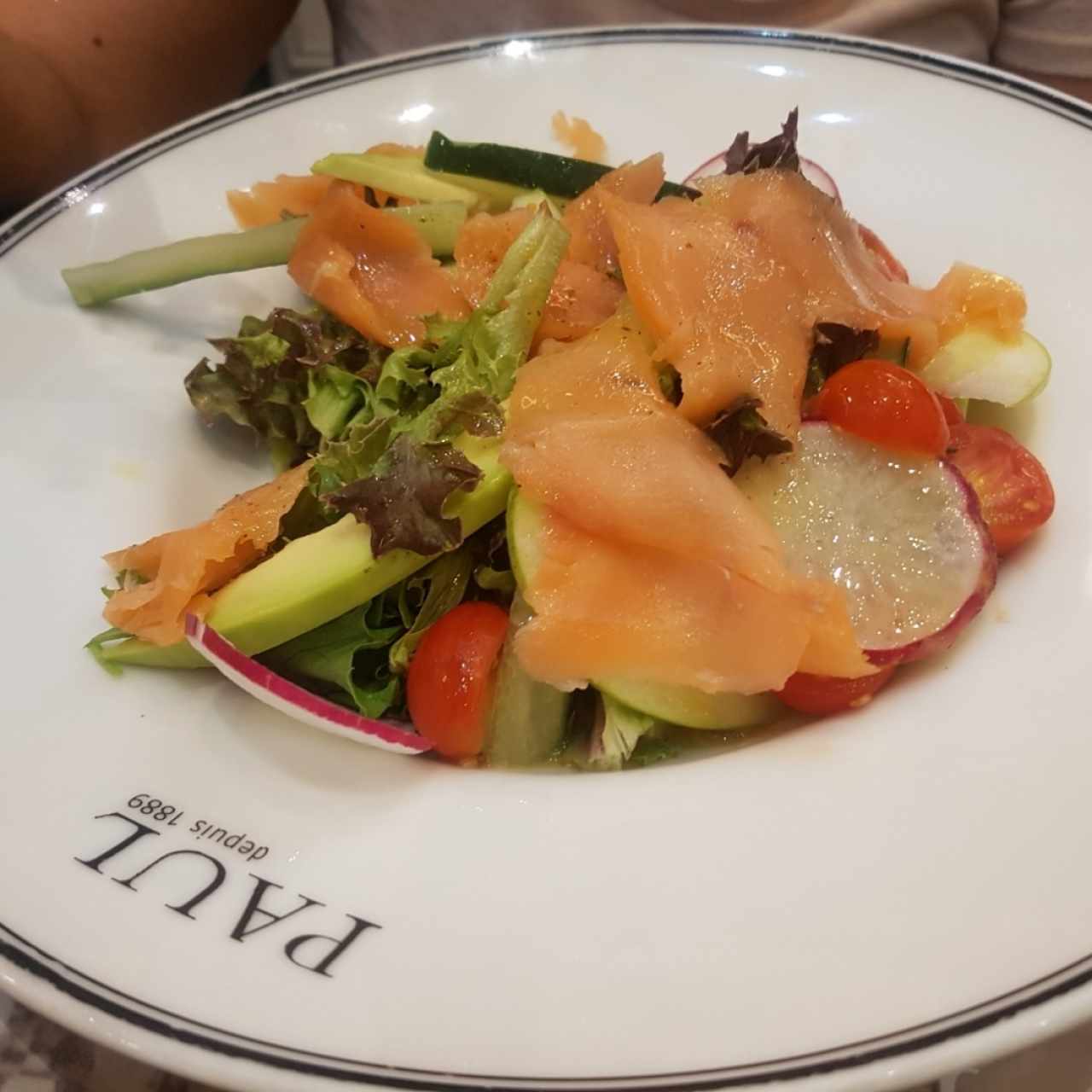 ensalada con salmón fresco