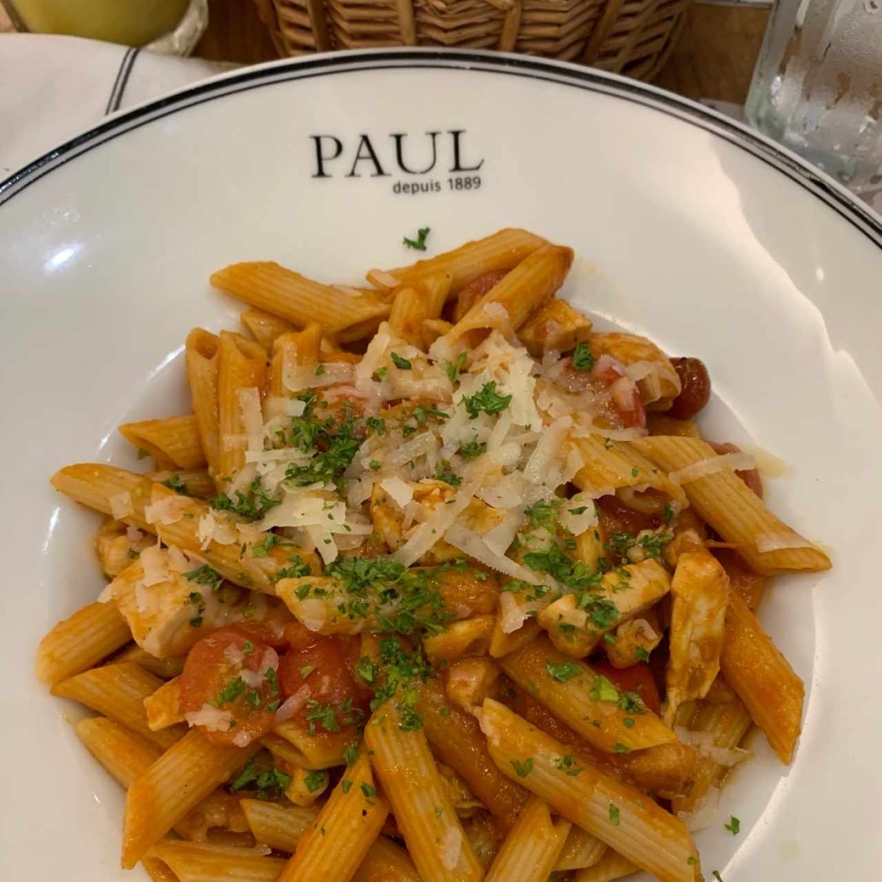 Pasta penne con tomate y albahaca