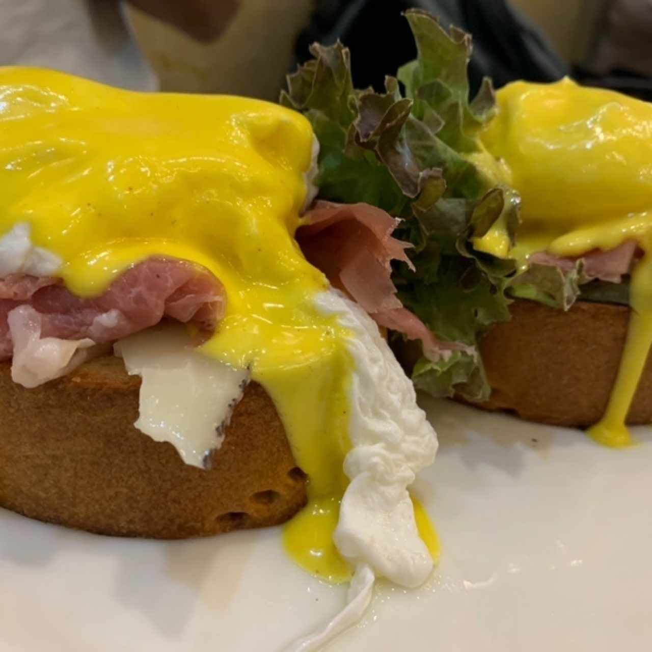 Huevos benedictinos con prosciutto y manchego