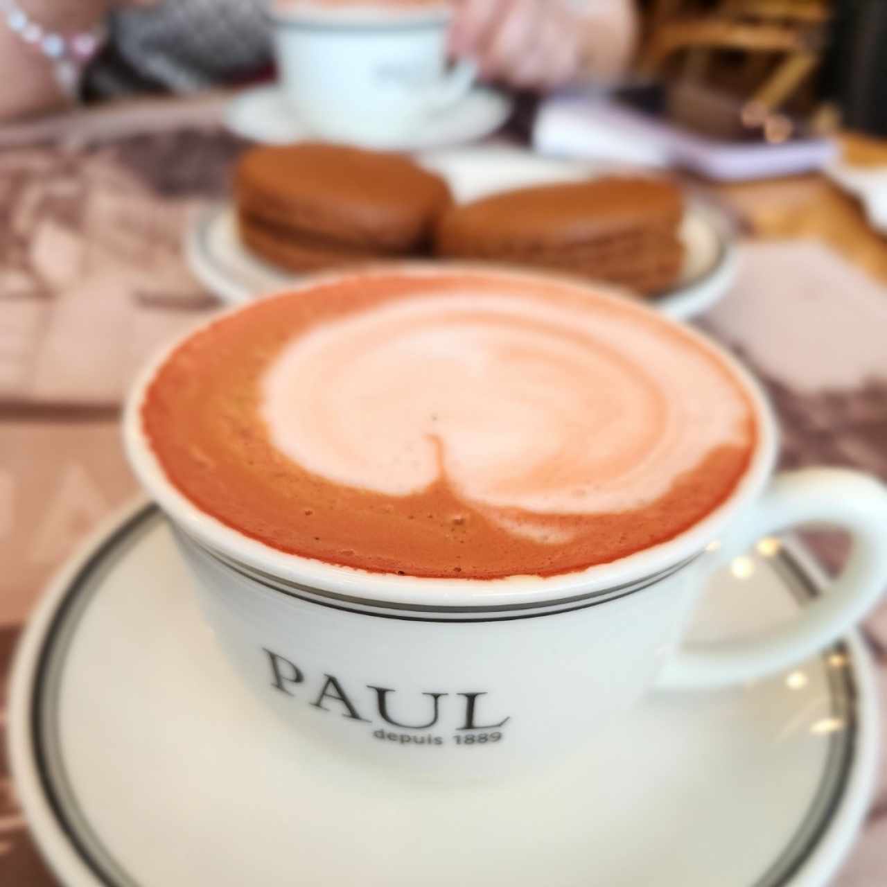 Red velvet capuchino con leche de almendra, macarones de café. 