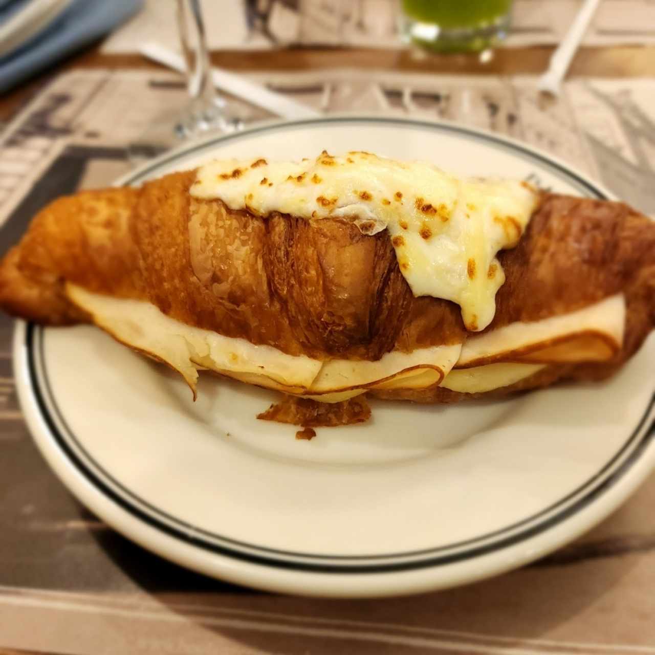 croissant jamon y queso 