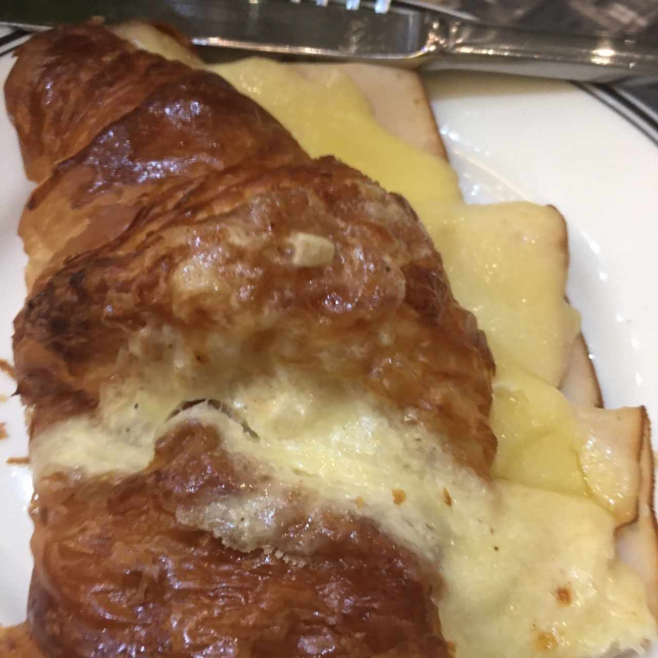 Croissant con Queso y Jamón