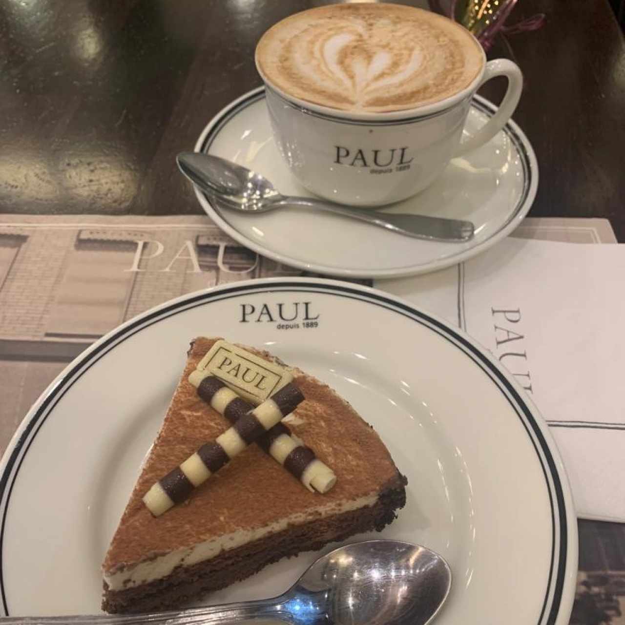 Capuccino y pastel 