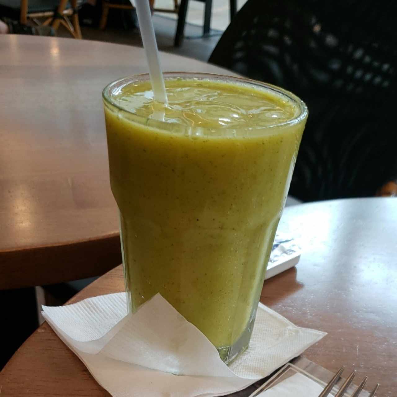 smoothie de mango, piña, limón  y hierba buena