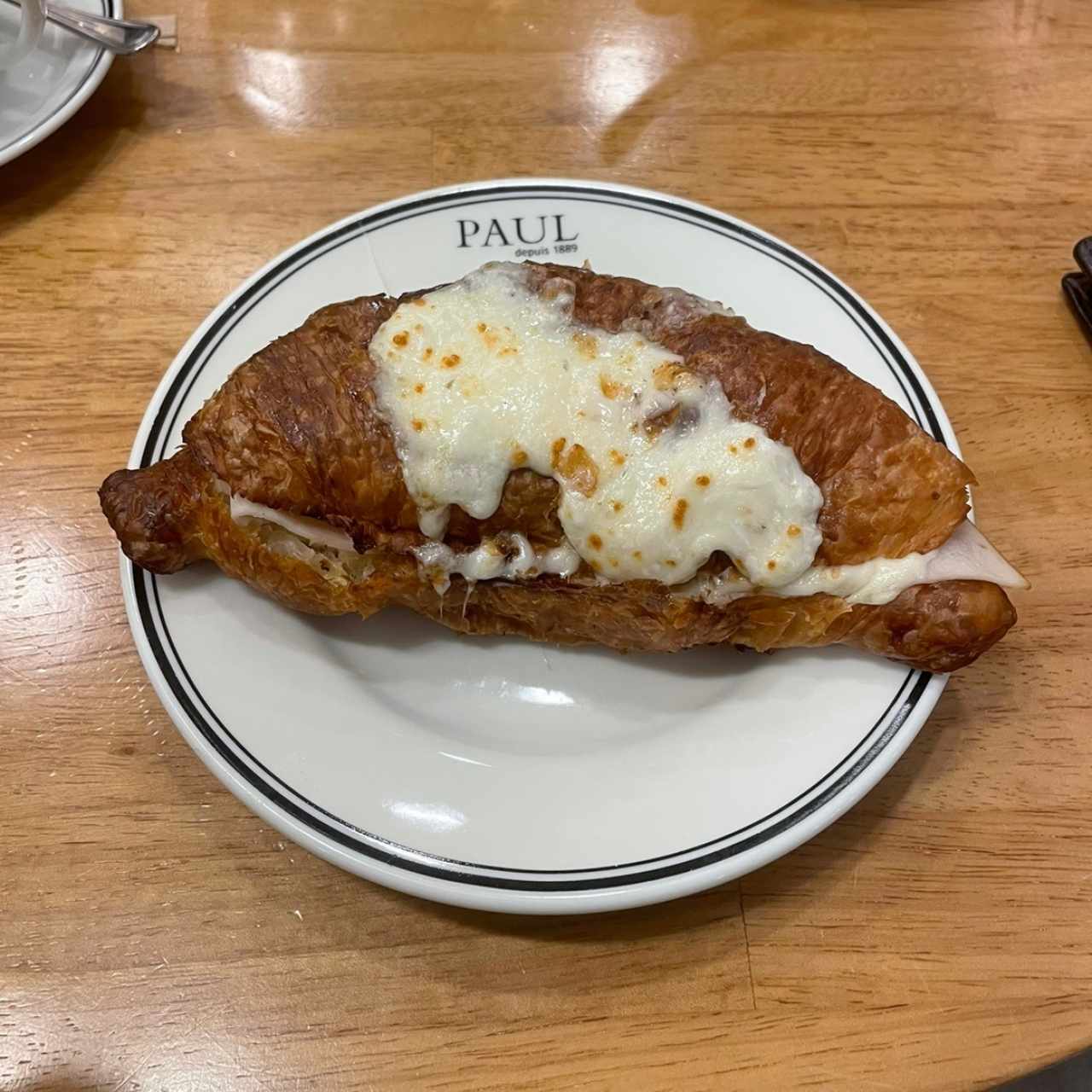 Croissant con jamón y queso 