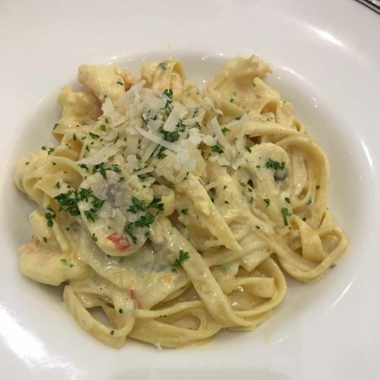 pasta con salsa blanca y langostinos 