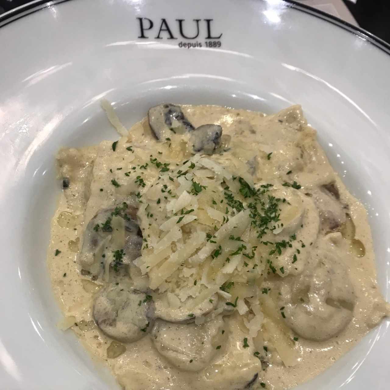 Raviolis de queso con Hongos y aceite de trufas