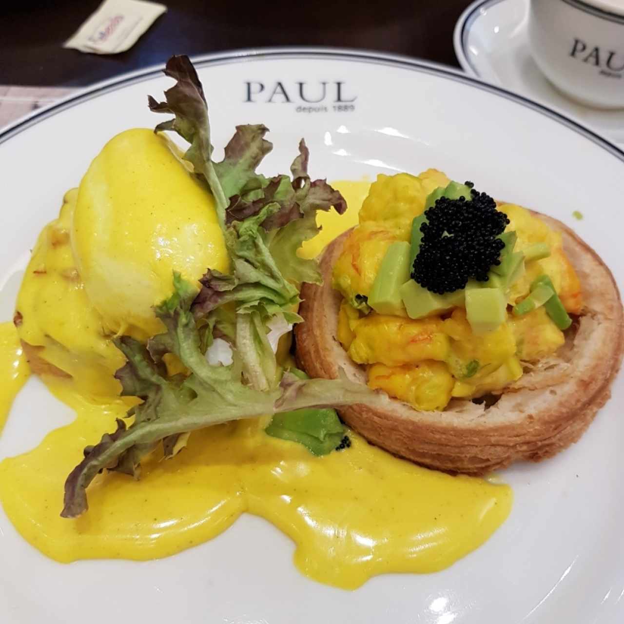 Huevos benedict con langosta y vol au vent de langostinos, aguacate y caviar