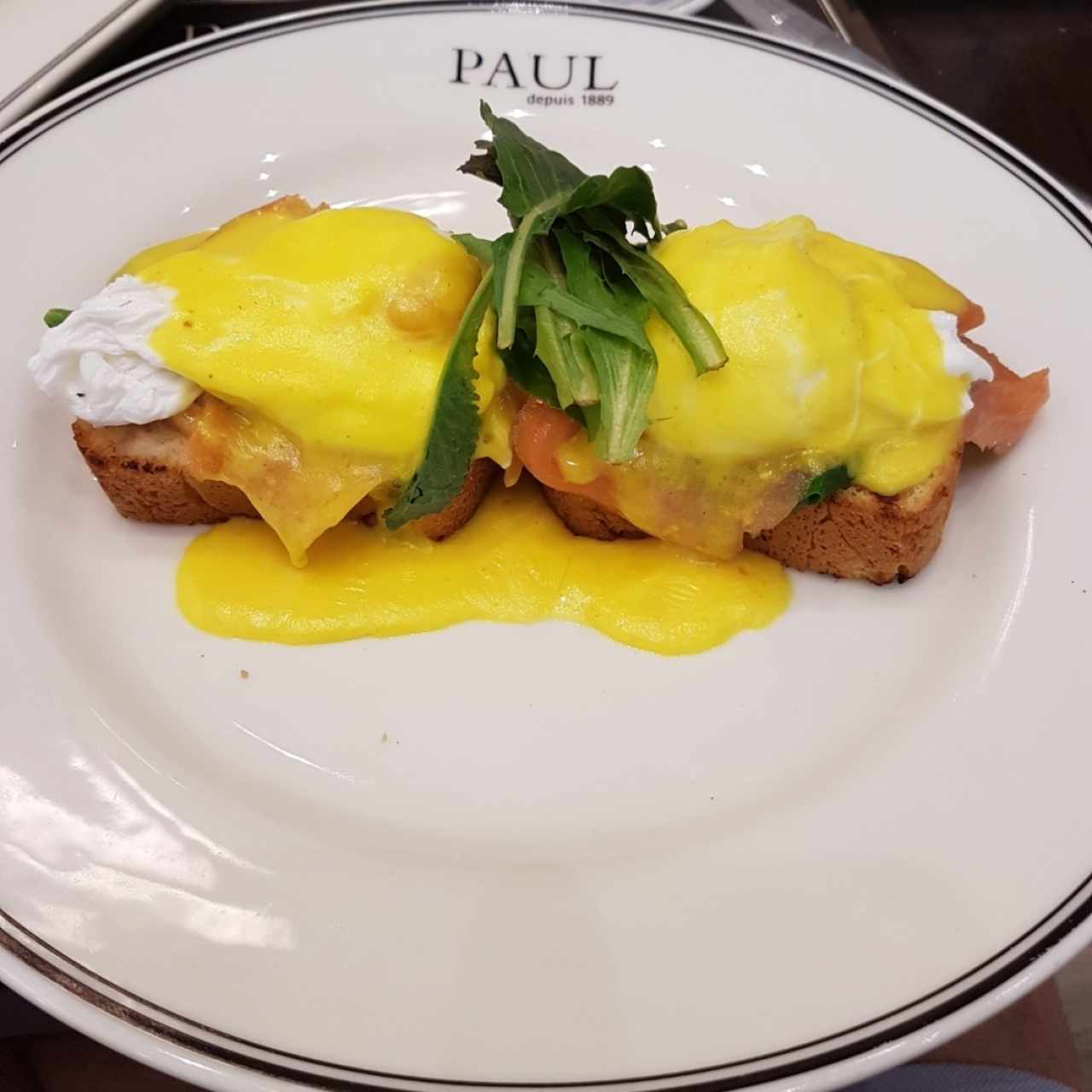 Huevos benedictine con salmón