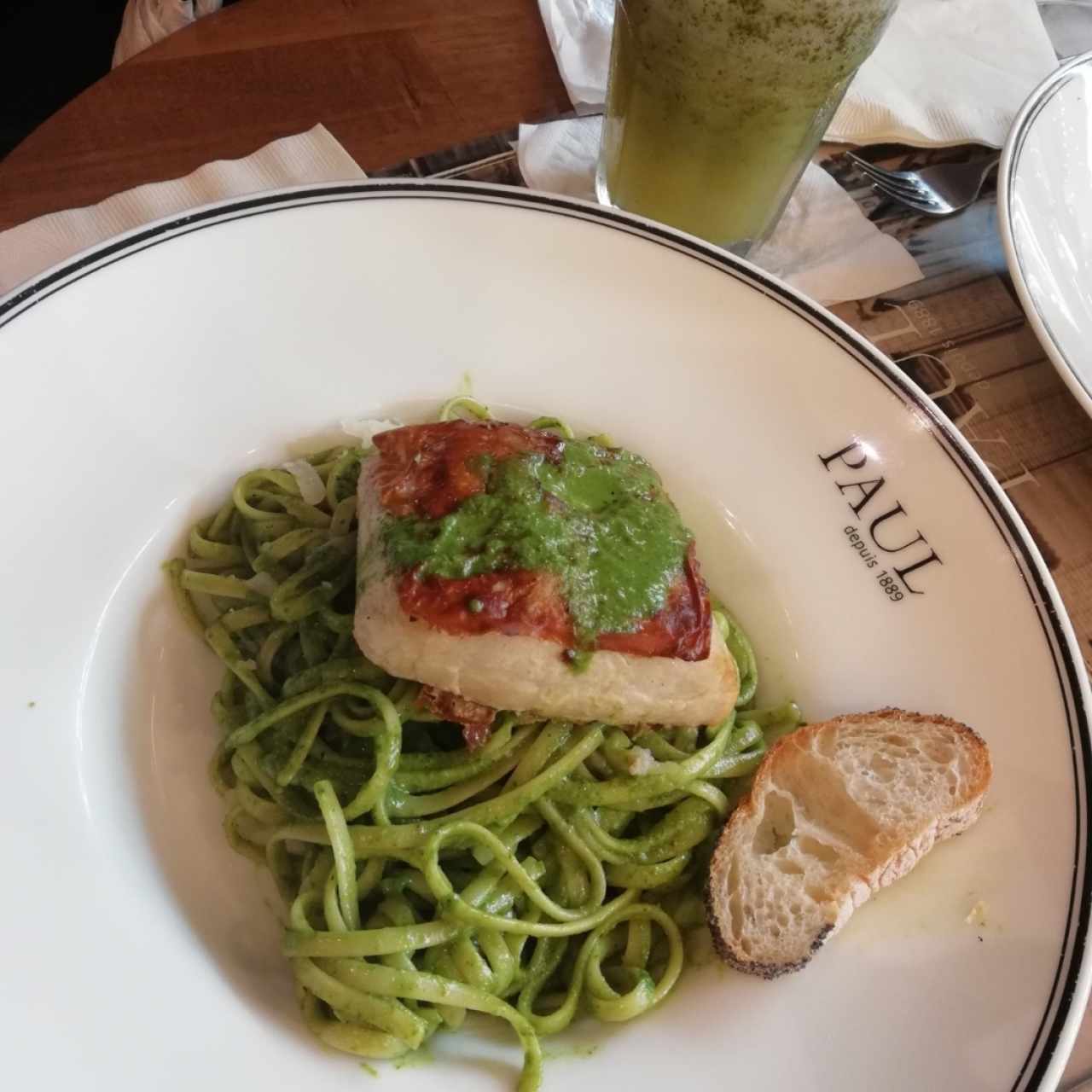 Corvina acompañada de pasta al pesto