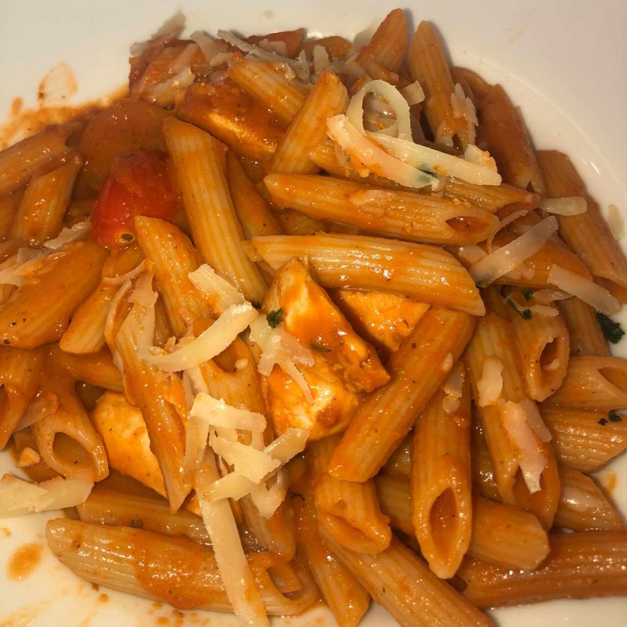 Penne en salsa de tomate con extra de pollo