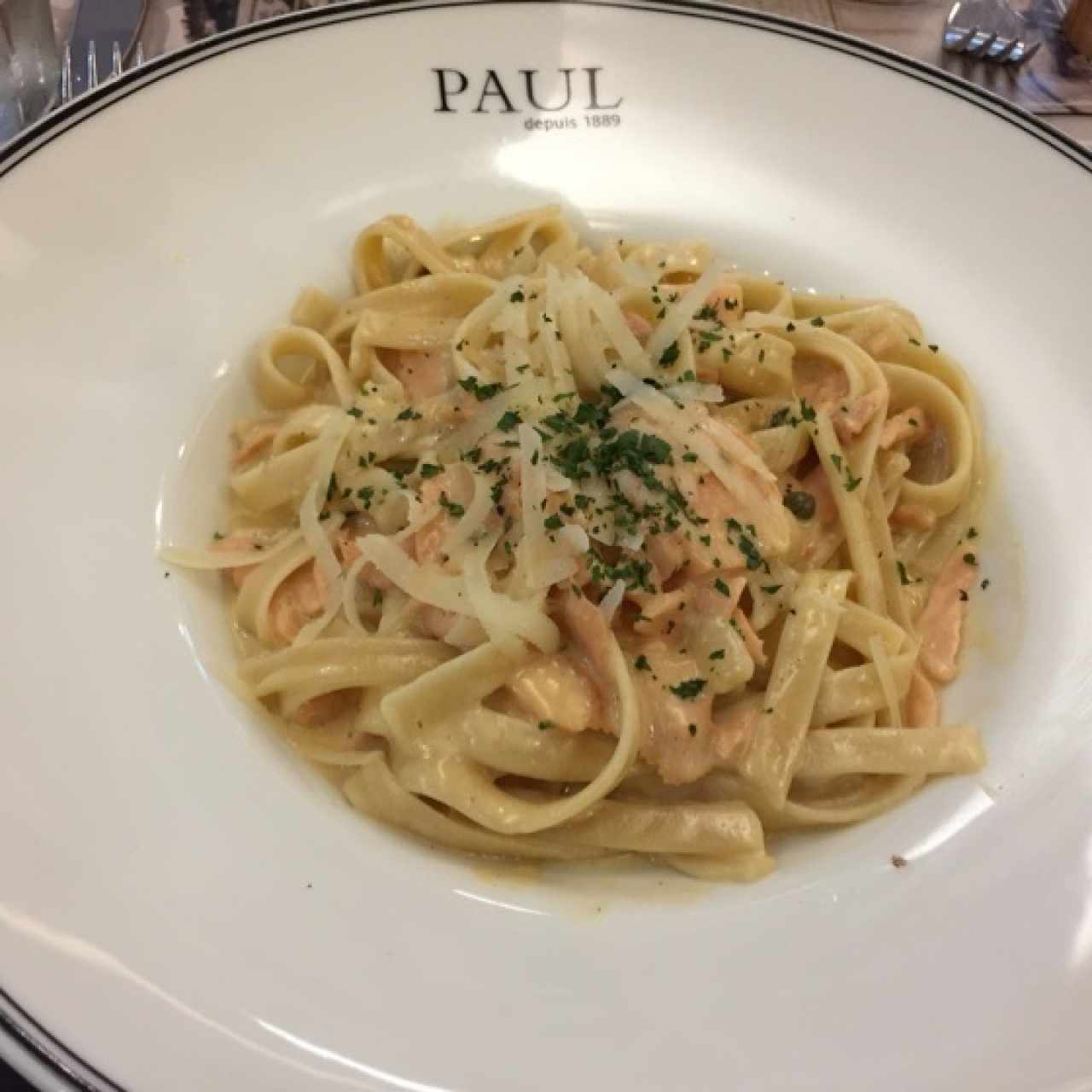 Fetuccini al salmon con mini alcaparras