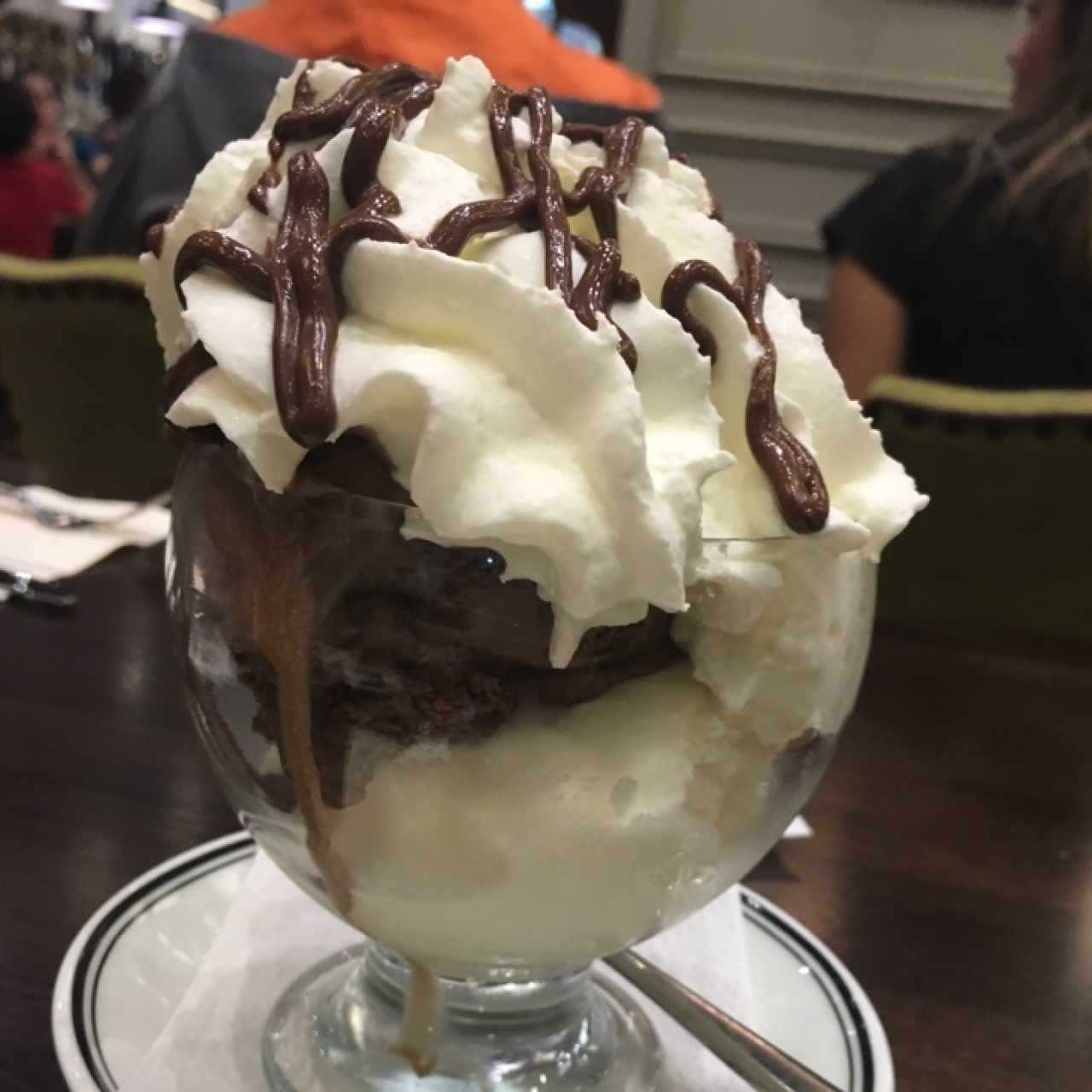 Helado de chocolate y vainilla con crema 