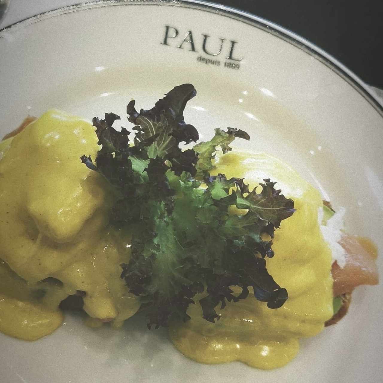 Egg benedict con salmon