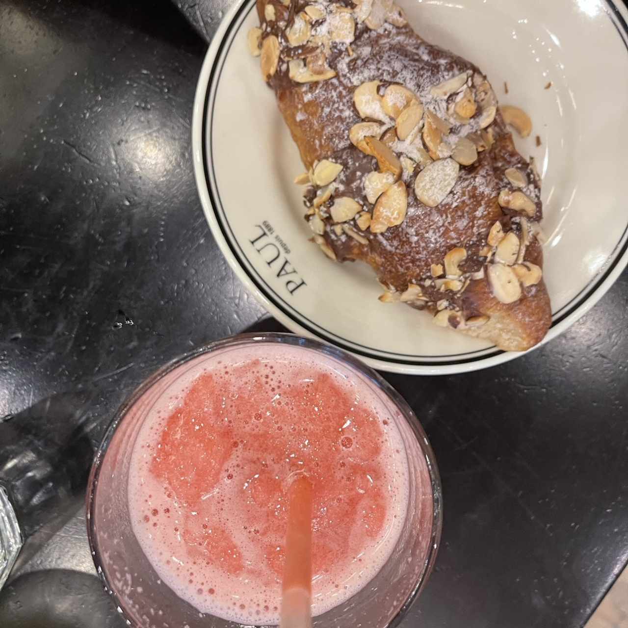 Croissant y licuado de fresa