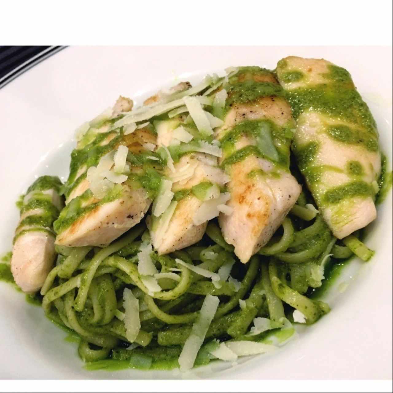 Pasta al pesto con pollo