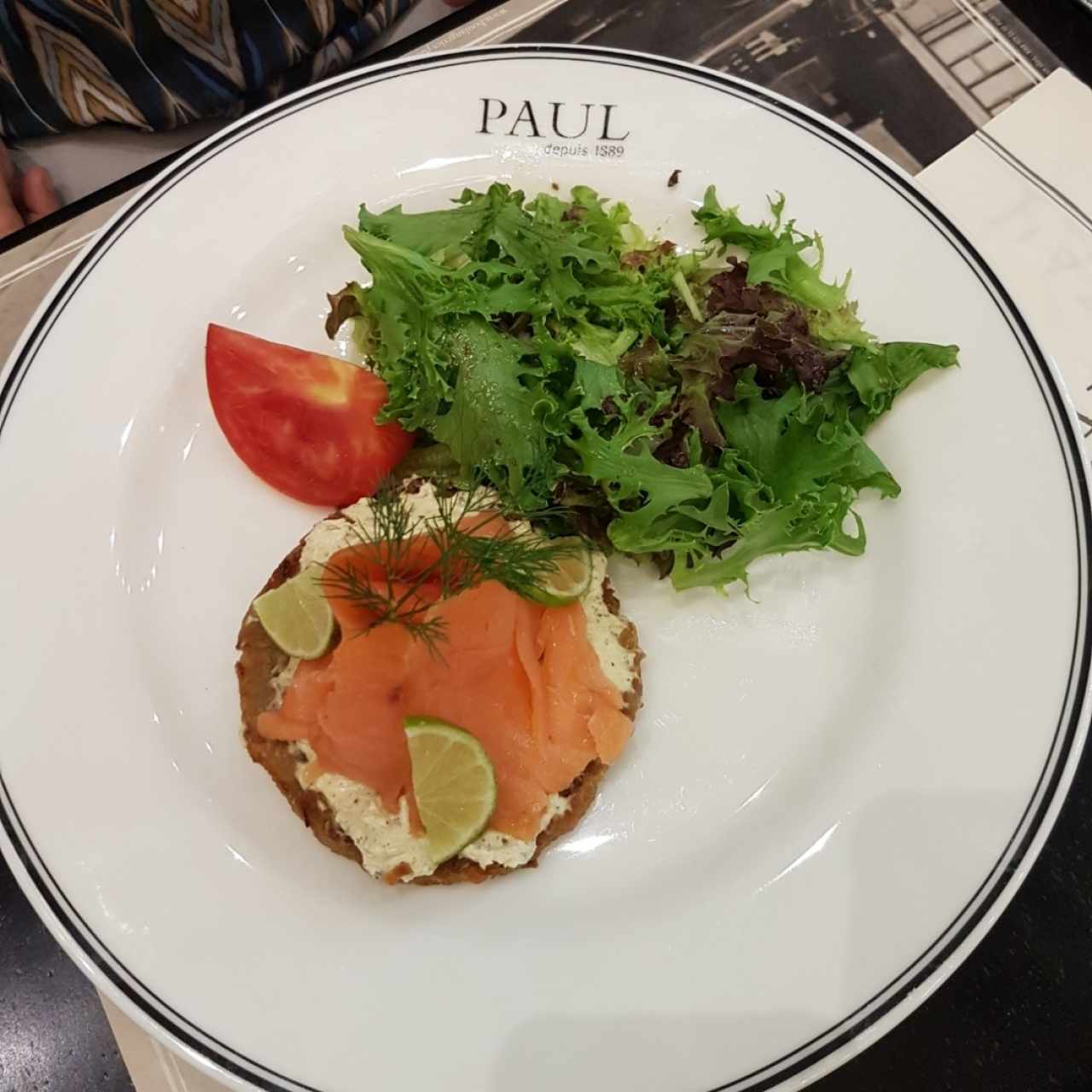 Tostada de papa con salmón ahumado