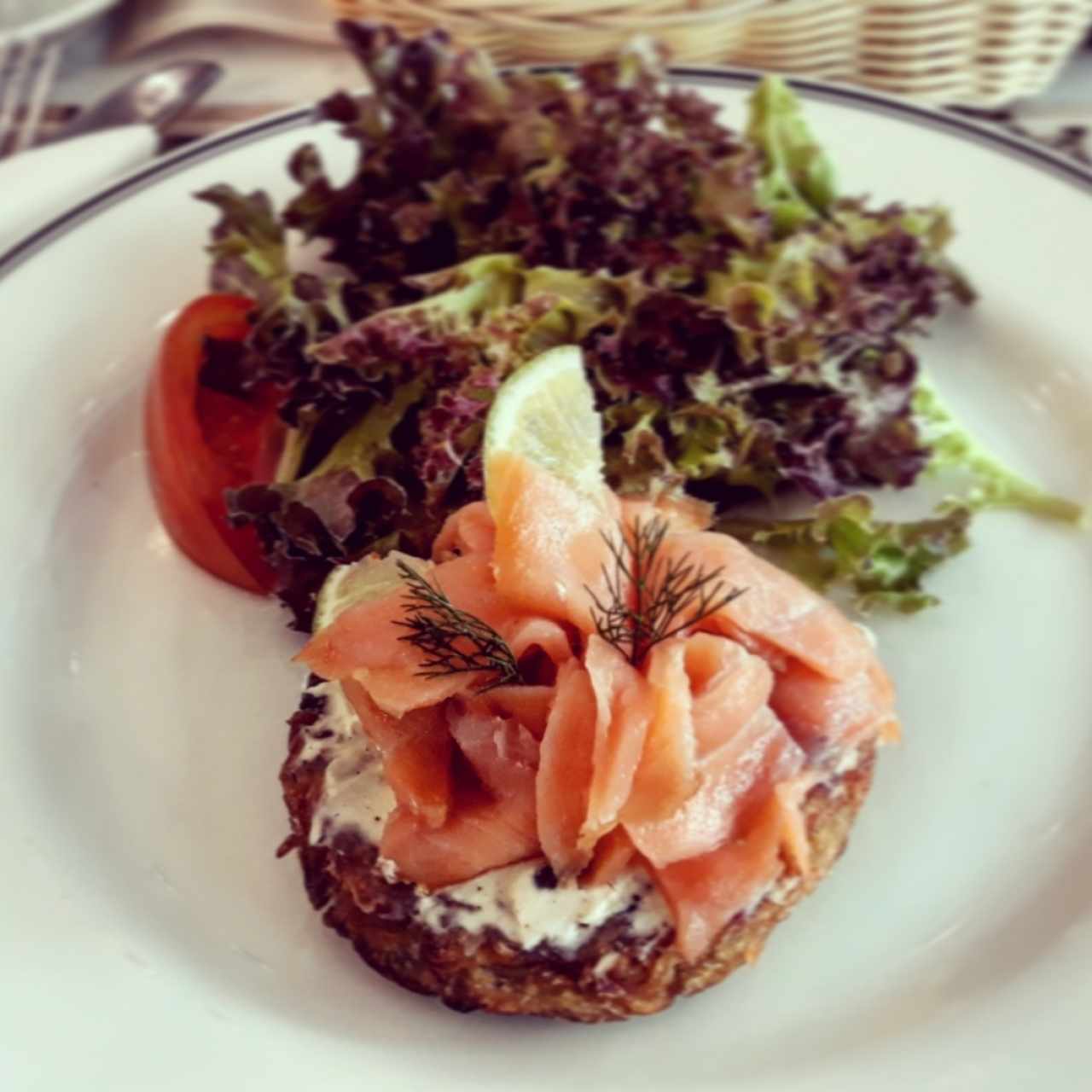 Tostada de papa con salmón ahumado