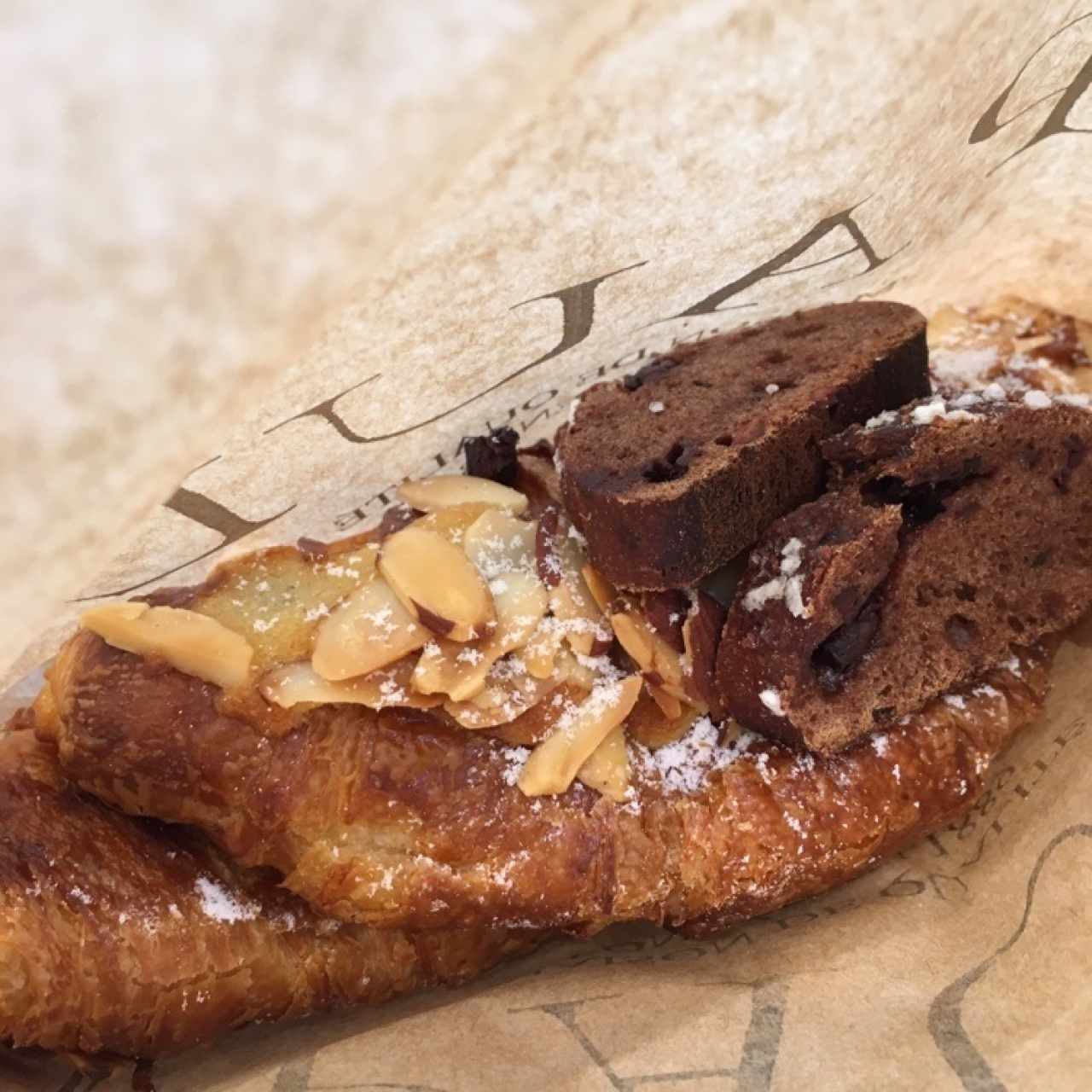 Relleno de almendra con toque de licor y dos pedacitos de pan de cacao de muestra