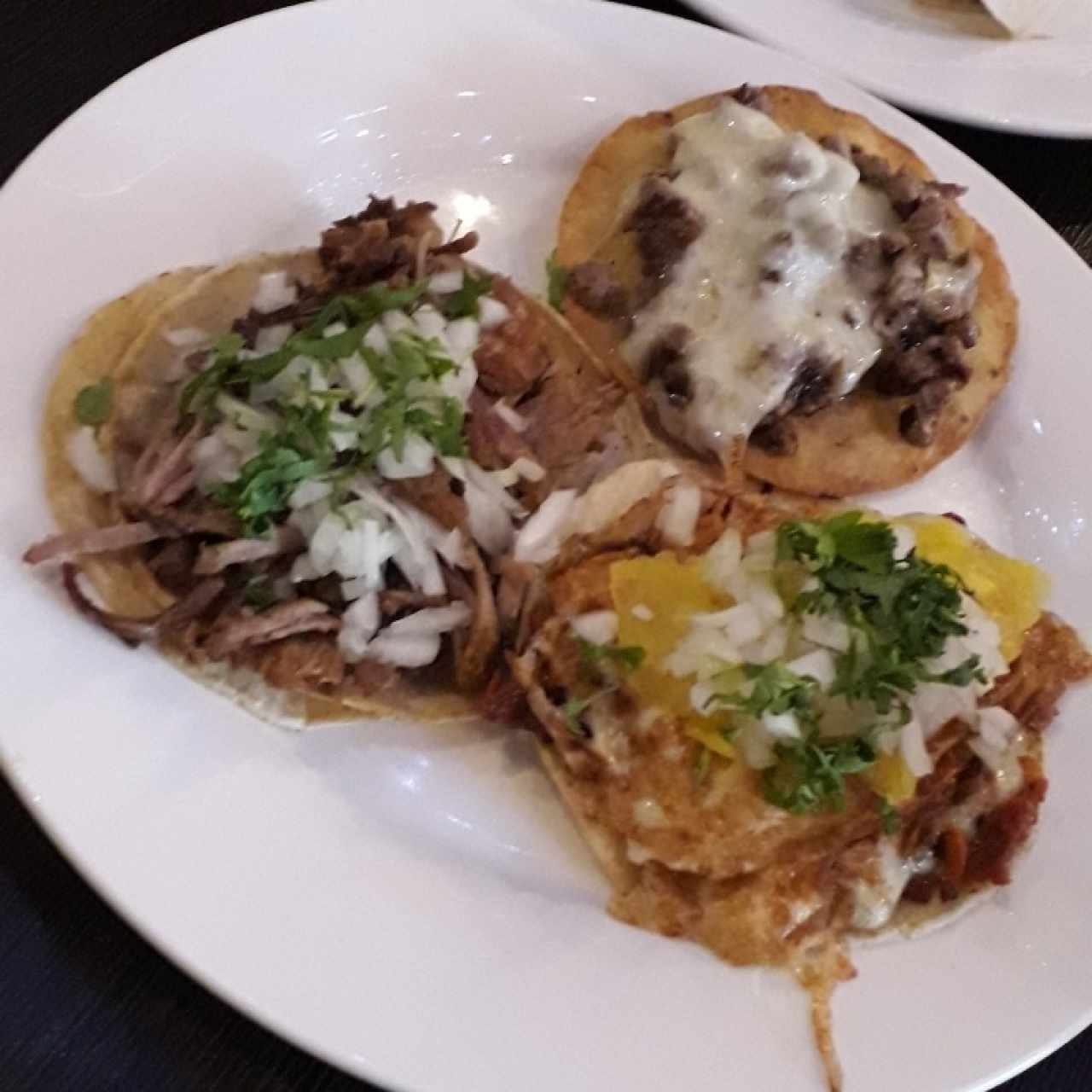 tacos de carnitas, pastor y bistec con queso.