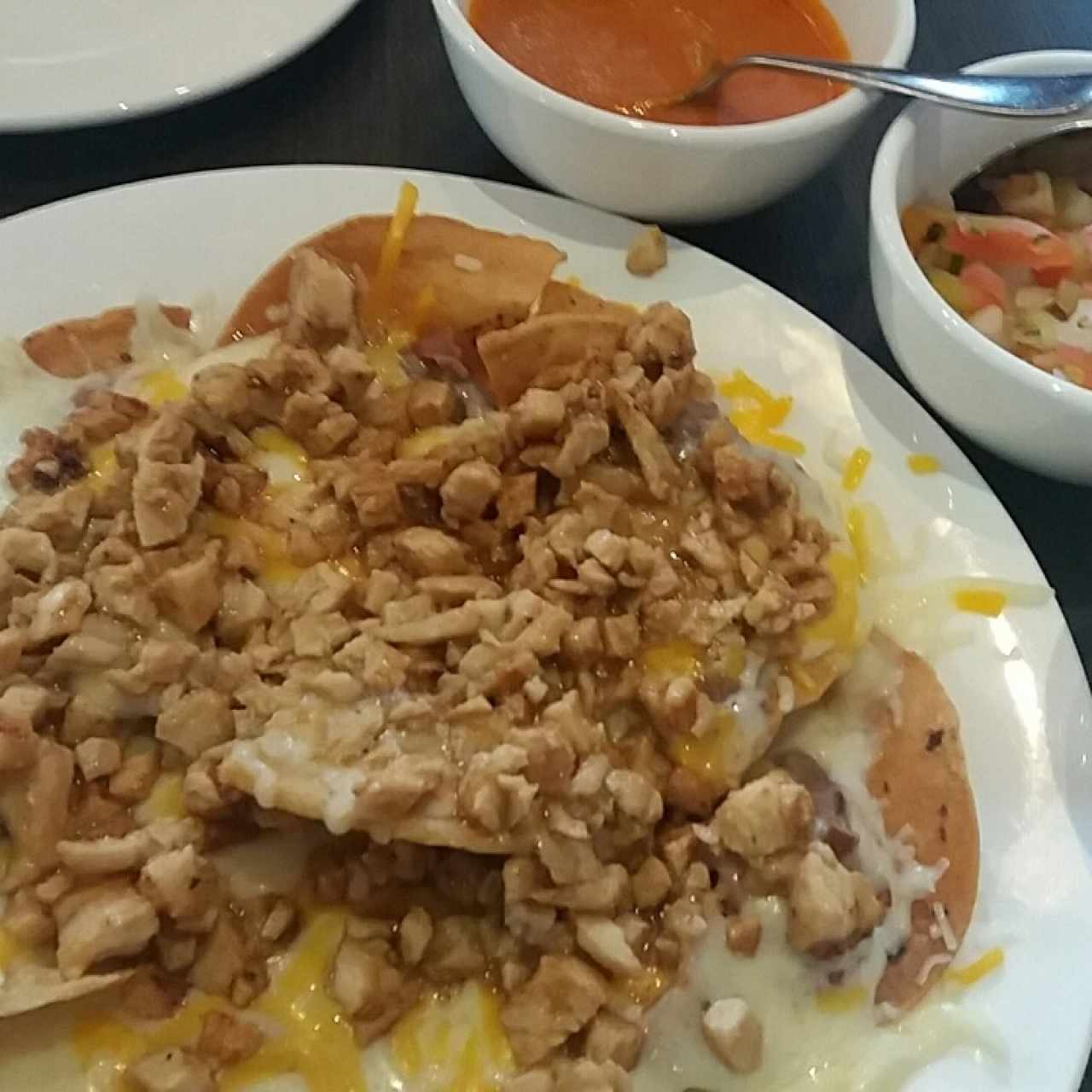 Nachos de pollo con sus deliciosas salsas