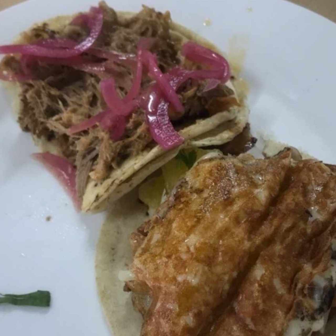 Taco cochinita y carnita con queso