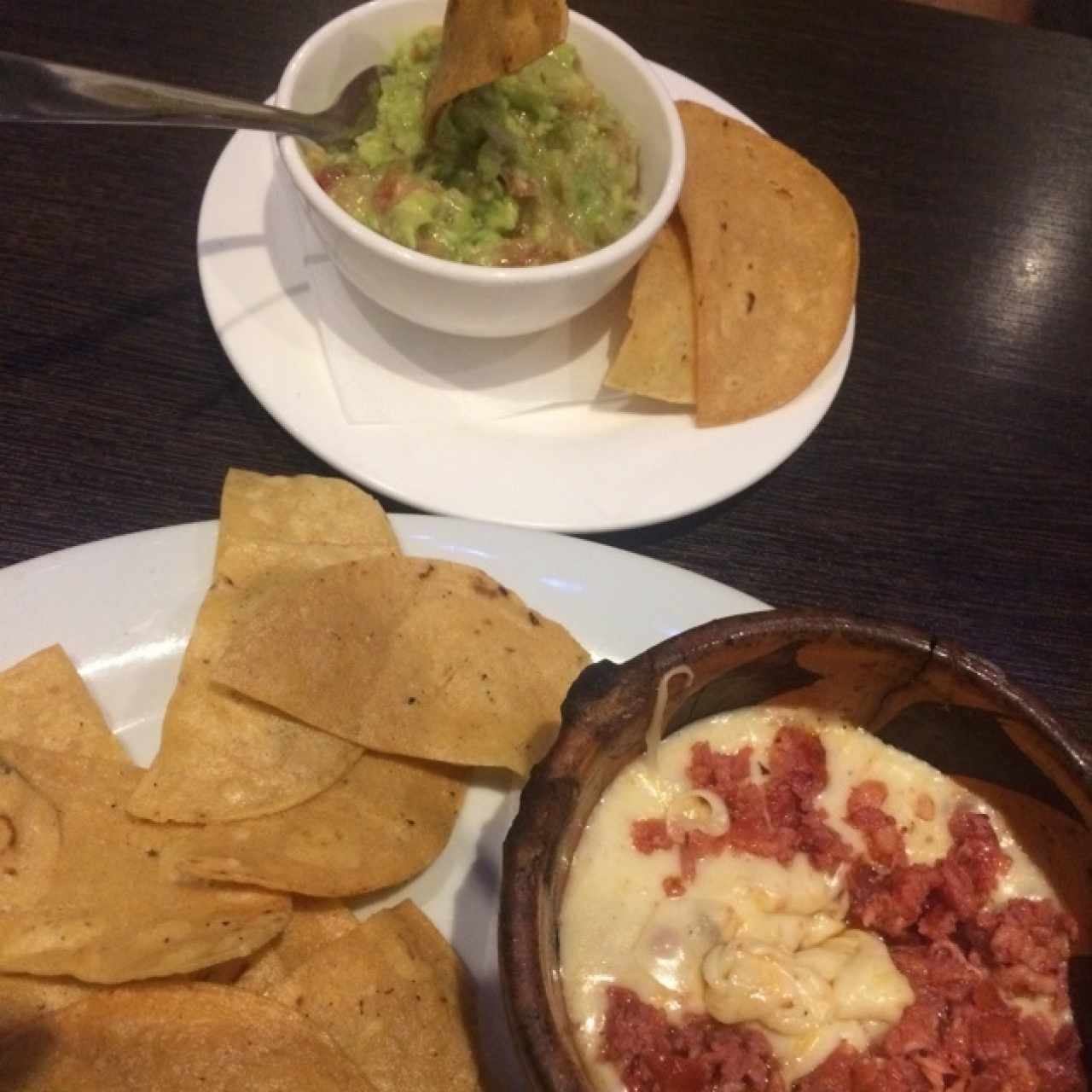 nacho de queso fundido con chorizo y guacamole