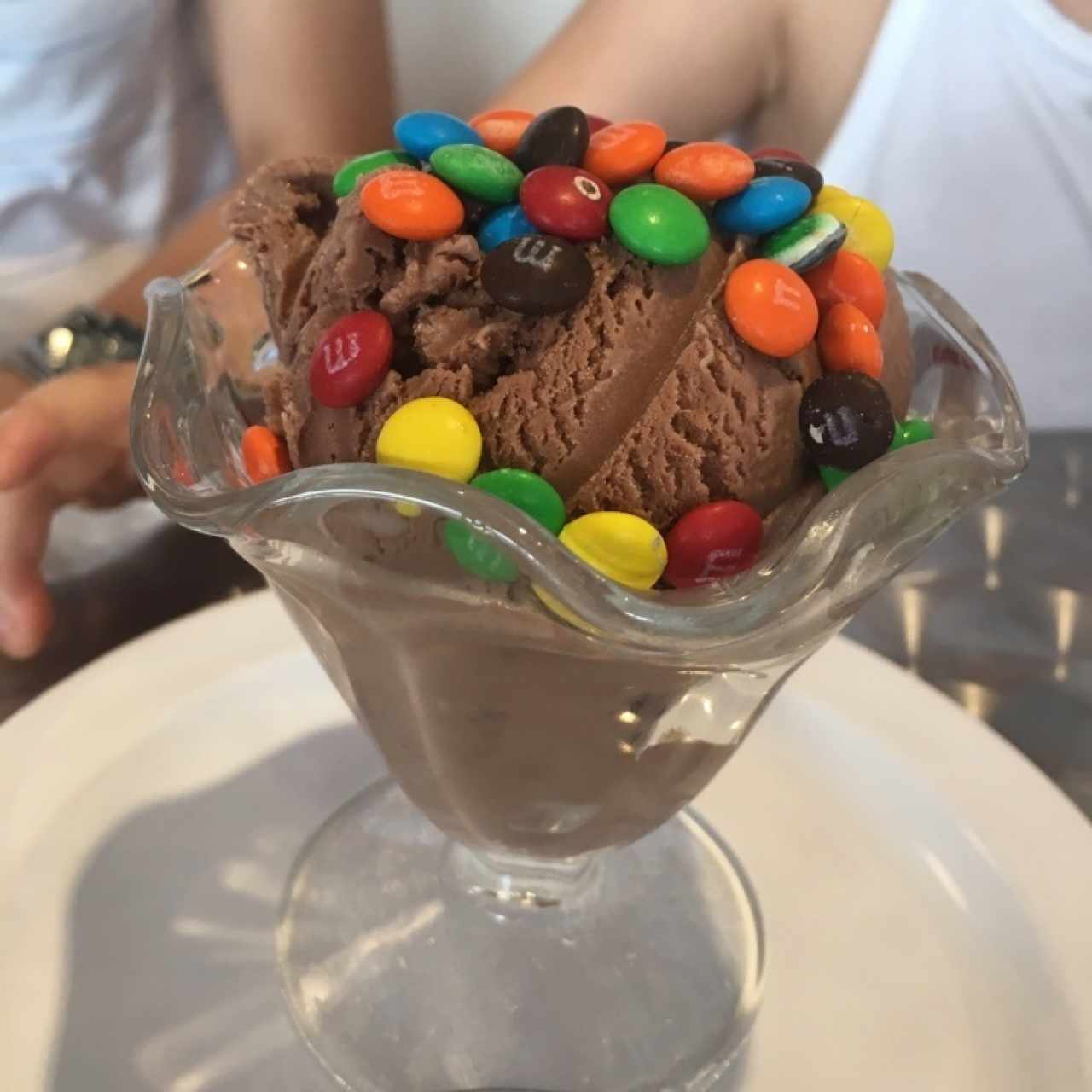 Helado de chocolate con m&m