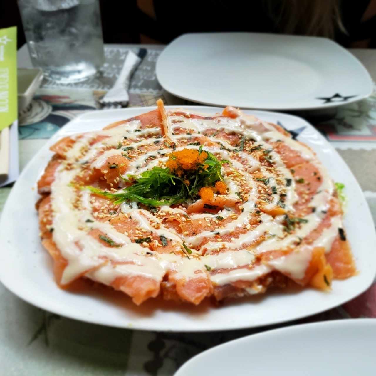 Sushi pizza de salmón