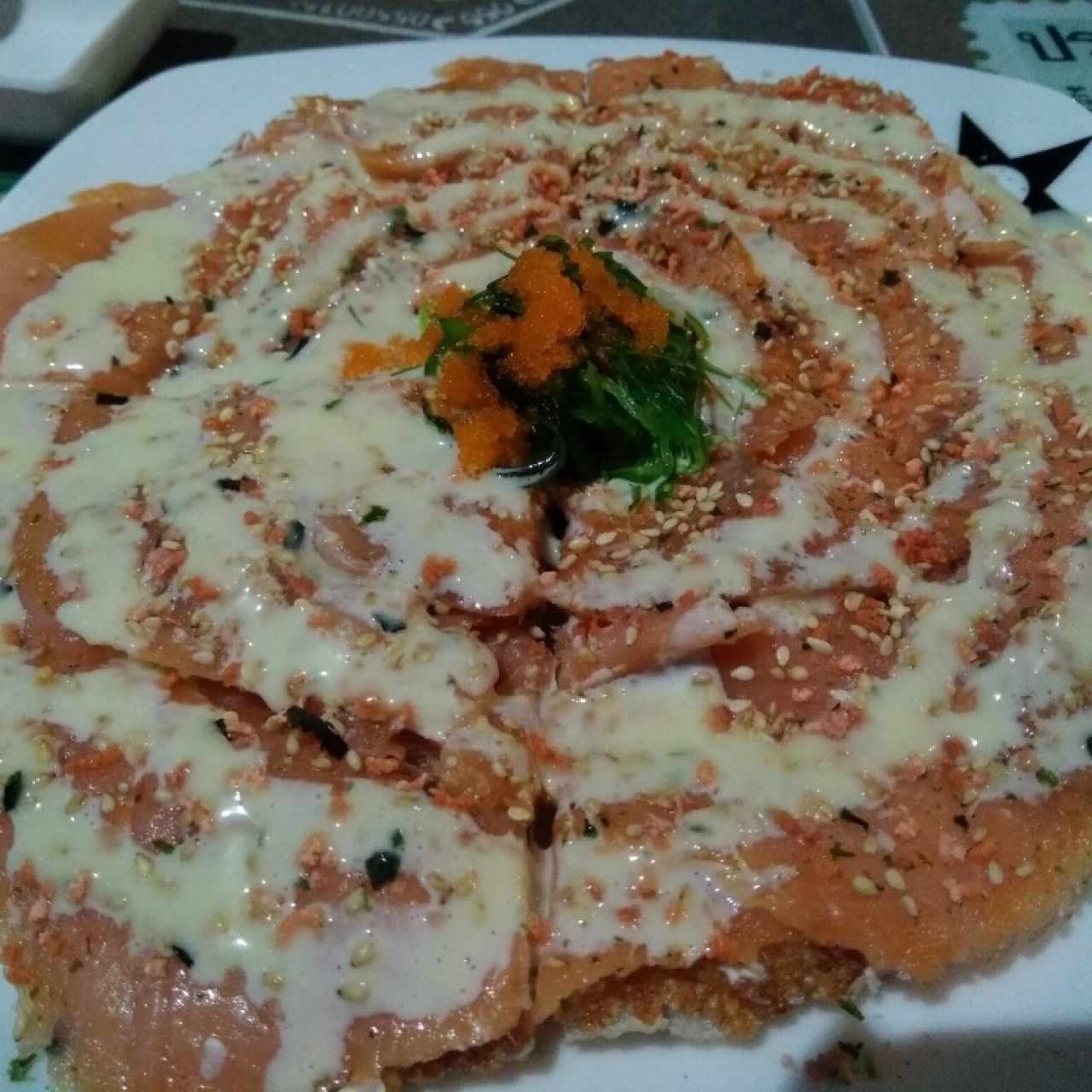 Sushi pizza de salmón