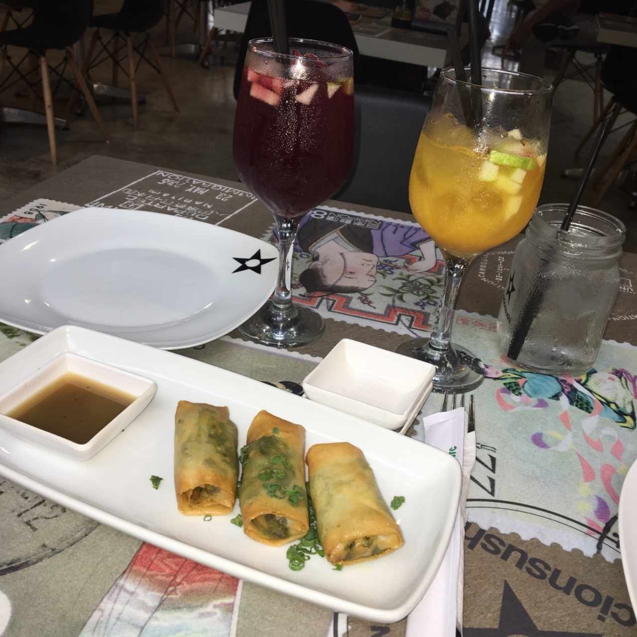 Spring roll de camarón con sangria 