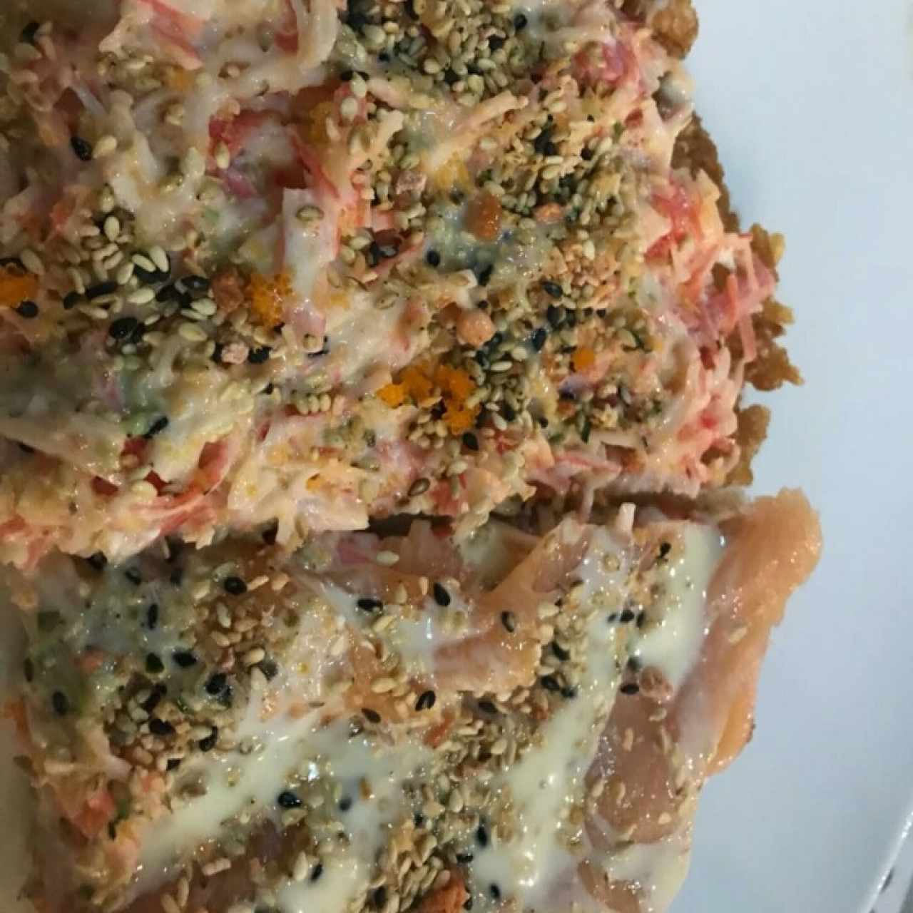 Sushi pizza de salmón