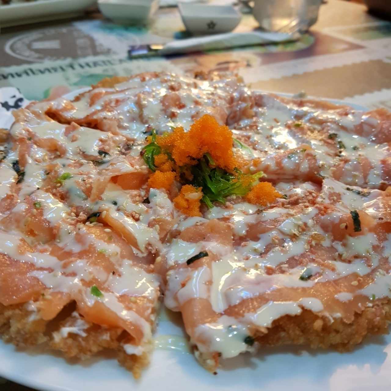 Sushi pizza de salmón